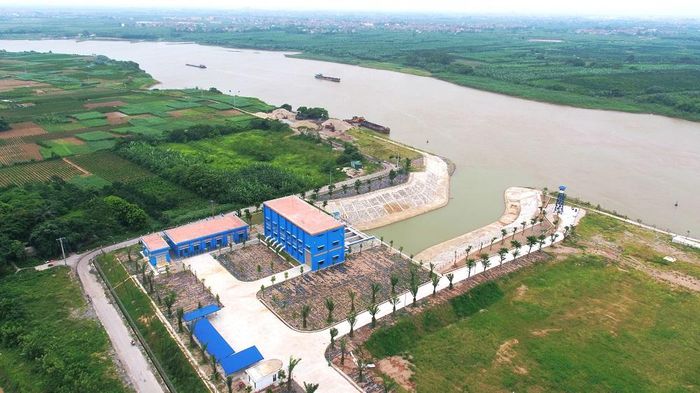 Nước thô từ nguồn nước sông Đuống được thu qua kênh dẫn nước hở vào cổng trạm bơm nước thô với 3 máy bơm nước thô turbin trục đứng. Trạm bơm nước thô được lắp đặt hệ thống phao chắn rác, lưới chắn rác thô, lưới chắn rác tinh vận hành tự động. Nước thô sau khi được lọc rác sẽ được vận chuyển qua tuyến ống đường kính 1.600mm, chiều dài 1km về Nhà máy xử lý nước hoặc hồ sơ lắng.
