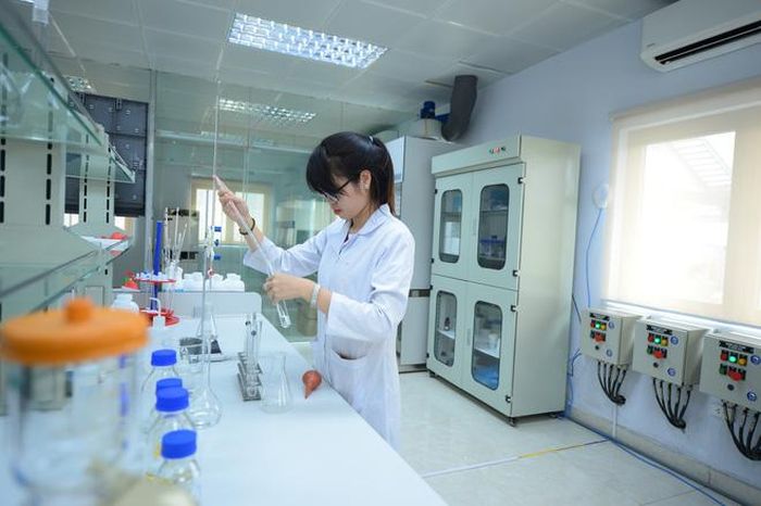Nhà máy có quy trình kiểm tra chất lượng nghiêm ngặt, khép kín từ công đoạn khai thác nước thô đến các quy trình lắng lọc và khử trùng trước khi phân phối sử dụng thông qua hệ thống điều khiển trung tâm SCADA. Nhà máy có phòng thí nghiệm tiêu chuẩn kiểm soát 15 chỉ tiêu theo tiêu chuẩn của Bộ Y tế.