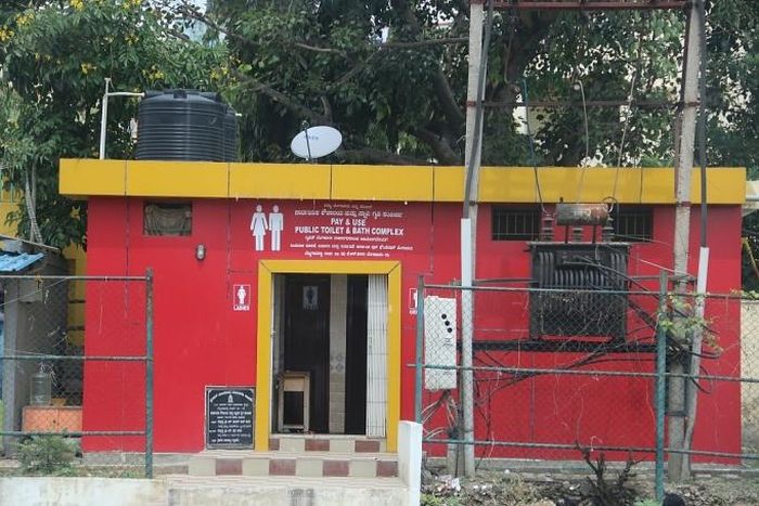  Thỉnh thoảng dọc các con đường, nhà vệ sinh công cộng được xây dựng phục vụ nhu cầu của người dân 