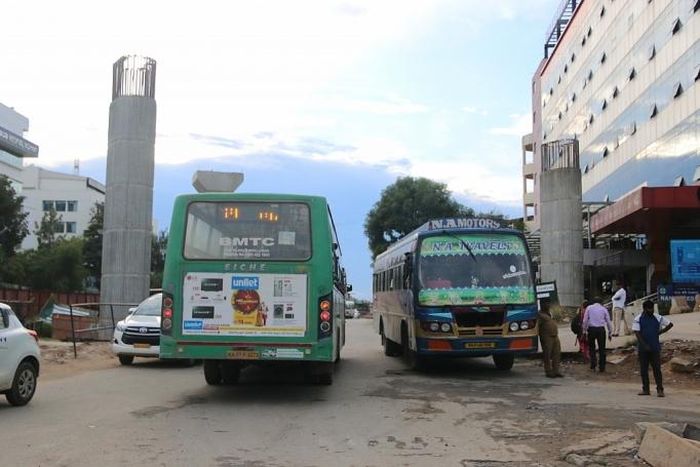  Ở Bangalore, những chiếc xe buýt cũ kỹ giống như ở Việt Nam những năm 2000 vẫn là phương tiện công cộng phổ biến trong nội đô và liên tỉnh 