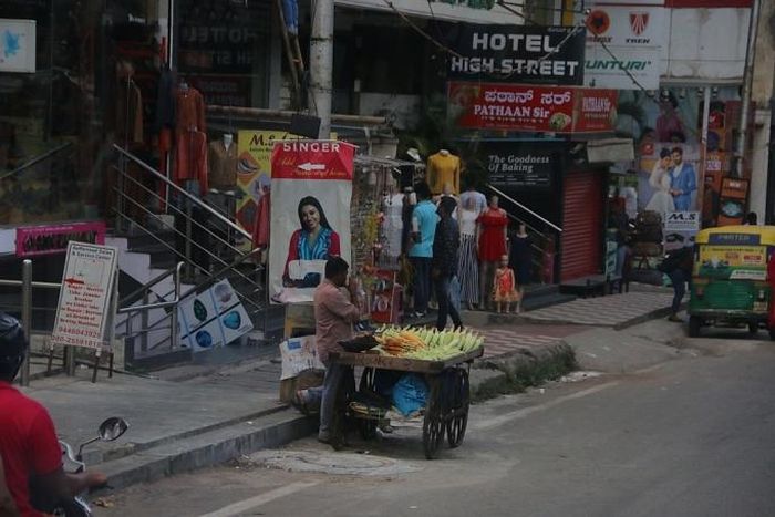  Bên cạnh các cửa hàng tạp hóa nhỏ, hàng bán rong trên đường phố, vỉa hè ở Bangalore rất phổ biến. Cuộc sống mưu sinh của người dân Ấn Độ còn khá vất vả 