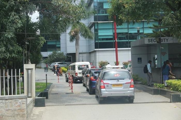  Vì lý do an ninh nên tất cả xe cá nhân, đồ đạc của người dân và khách hàng đều được kiểm tra an ninh rất kỹ lưỡng với 2 lớp an ninh 