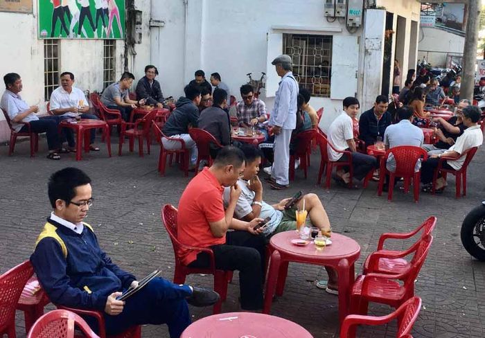 Quán cà phê Thu Hà (09 Nguyễn Thái Học, TP. Pleiku) là điểm hẹn quen thuộc mỗi sáng của nhiều người. Ảnh: H.D
