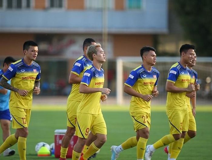 ... nên chỉ cho các cầu thủ tập nhẹ