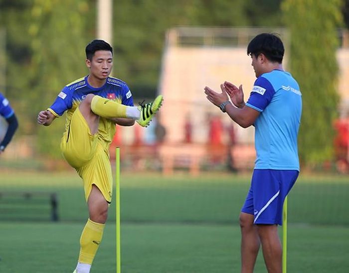 Mới đây, HLV trưởng ĐT Thái Lan Akira Nishino bất ngờ nhắc lại vụ trung vệ Bùi Tiến Dũng bị đau nằm sân ở phút 87 khi va chạm với Chanathip ở trận Thái Lan hòa Việt Nam 0-0 tại Thammsat ngày 5-9, với lời lẽ đầy hằn học và mang tính công kích