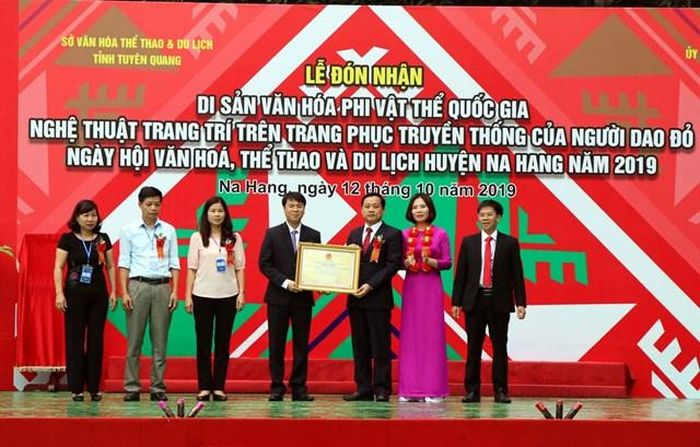 Lễ đón nhận Bằng công nhận Nghệ thuật trang trí trên trang phục truyền thống của người Dao đỏ là Di sản văn hóa phi vật thể quốc gia.