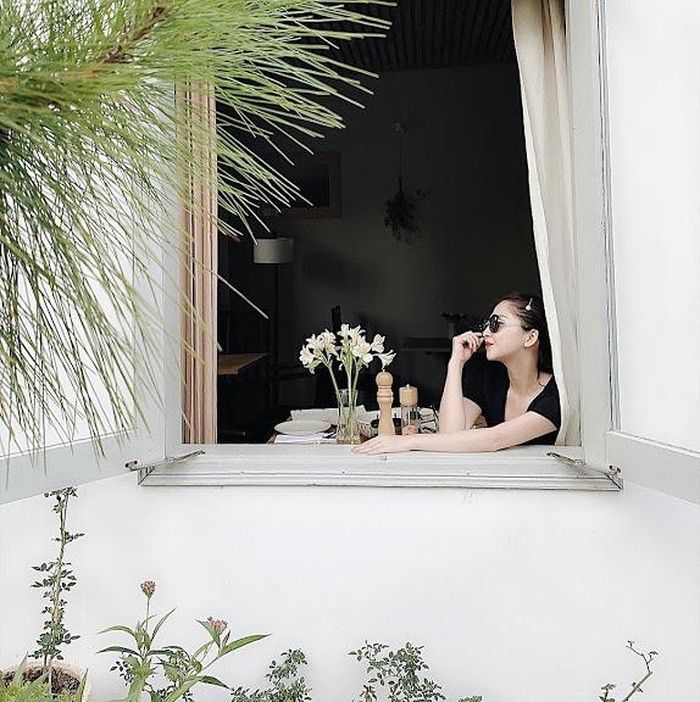 Nơi đây còn có không gian nhà hàng và cà phê kiểu Âu khiến ai ghé qua cũng ngỡ như đang bước vào bối cảnh một bộ phim lãng mạn. Nếu đã quen thuộc với Đà Lạt, bạn hoàn toàn có thể dành cả ngày ở nơi đây, uống một tách cà phê nóng, nhâm nhi chiếc bánh ngọt, chụp vài tấm hình kỷ niệm, vậy là một ngày ở thành phố mộng mơ này đã không hoài phí. Giá phòng 900.000-1,6 triệu đồng/đêm. Địa chỉ: 1 Thi Sách, TP Đà Lạt. Ảnh: Bee.ivi, thelittlelinh, duyplue, fanklacostee. 