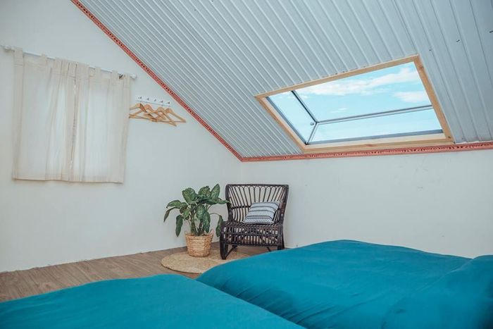 Homestay có đa dạng loại phòng, bao gồm phòng đơn, phòng 2 giường và phòng 3 giường, riêng phòng dorm có thể ở 12 người. Với kiến trúc đơn giản nhưng tinh tế, bạn chỉ cần loanh quanh trong phòng cũng có thể cho ra đời cả album sống ảo. Những căn phòng áp mái với ô cửa kính trong suốt sẽ là địa điểm lý tưởng để bạn mở mắt ra là thấy ngay view Trại Mát sáng đèn lung linh. Giá phòng: 100.000-780.000 đồng/đêm. Địa chỉ: Vòng xoay Trại Mát, Phường 11, TP Đà Lạt. Ảnh: The Attica Homestay in Da Lat.