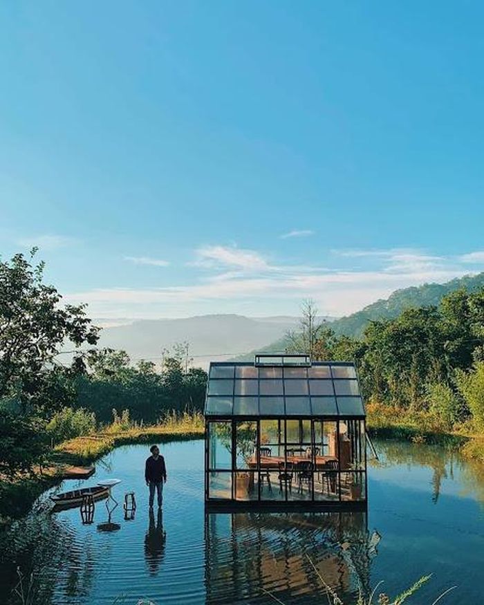 Điểm đặc biệt của nơi đây chính là căn phòng kính giữa hồ đã tạo nên cơn sốt trên cộng đồng mạng. Vào cuối tuần, đây sẽ là nơi tổ chức các workshop, bạn sẽ được tô vẽ tranh giữa không gian an yên, phảng phất mùi tinh dầu thơm. Đây chắc chắn sẽ là một trải nghiệm thú vị khi bạn nhắc về Đà Lạt. Giá phòng: 850.000-2,1 triệu đồng/đêm. Địa chỉ: Tổ dân phố 65, phường 3, TP Đà Lạt. Ảnh: Đợi Một Người, van.jinka, lpgiang106, doimotnguoi.dalat. 