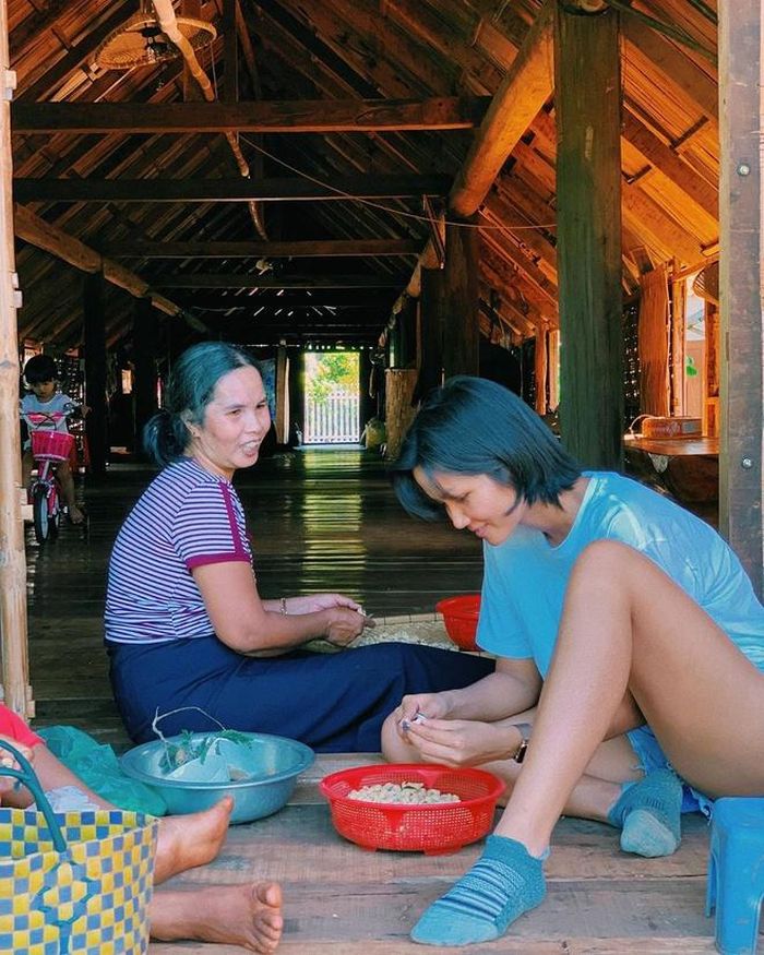 Hoa hậu 27 tuổi bị đồn mang bầu sau khi tuyên bố về quê sống. 
