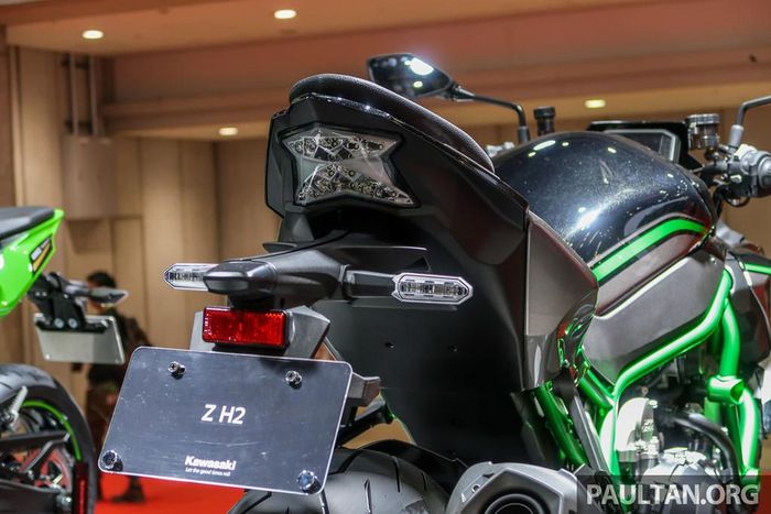 Z H2 được trang bị ghi đông cao và dài, bình xăng khá to và nhô cao. Ở phía sau, bộ đèn hậu hình chữ Z đối xứng khá đẹp mắt.