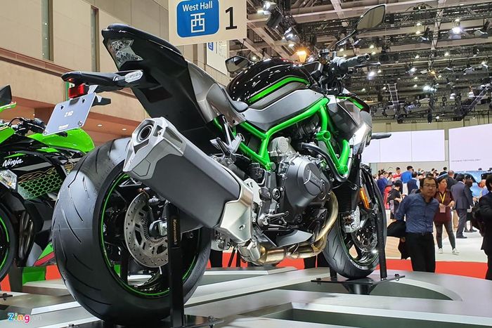 Từ cái tên Z H2, chúng ta có thể biết được mẫu nakedbike bị ảnh hưởng bởi ngôn ngữ thiết kế của Ninja H2 và thừa hưởng khối động cơ siêu nạp từ mẫu xe anh em.