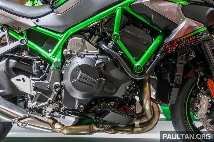 Tương tự Ninja H2 và H2 SX, Z H2 sở hữu động cơ siêu nạp 4 xy-lanh thẳng hàng, dung tích 998 cc, sản sinh công suất 197 mã lực tại 11.000 vòng/phút và mô-men xoắn 137 Nm tại 8.500 vòng/phút. So với siêu môtô Ninja H2, Z H2 có sức mạnh ngang ngửa nhưng có mô-men xoắn vượt trội (Ninja H2 chỉ đạt mô-men xoắn 133,5 Nm tại 10.500 vòng/phút).