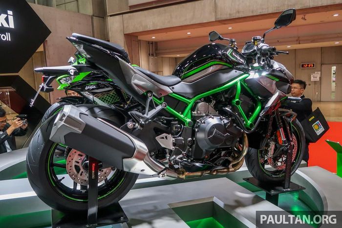 Với công suất khủng thừa hưởng từ siêu môtô Ninja H2, Z H2 vẫn chưa là mẫu nakedbike mạnh nhất trong phân khúc 1.000 cc. Vị trí này thuộc về Ducati Streetfighter V4 ra mắt cùng lúc với Z H2, sở hữu sức mạnh lên đến 208 mã lực.