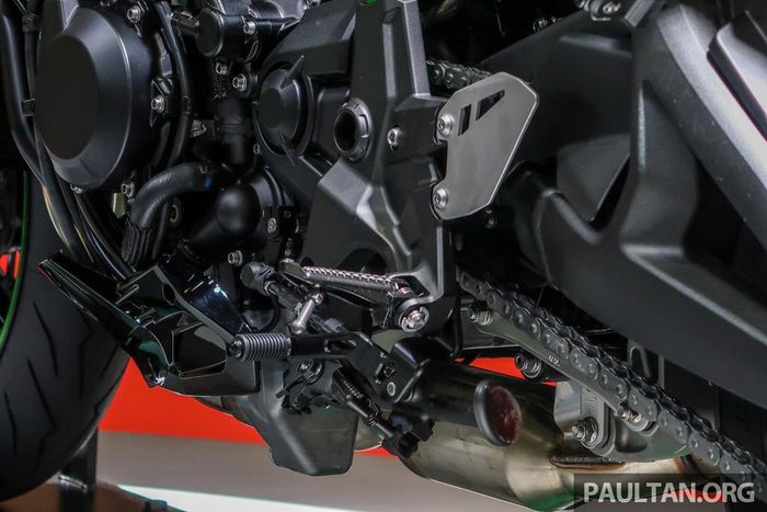 Là mẫu nakedbike đầu bảng, Z H2 cũng sở hữu hàng loạt công nghệ trợ lái như kiểm soát lực kéo, kiểm soát góc cua, phanh ABS thông minh do Kawasaki phát triển (KIBS), kiểm soát chống bốc đầu, kiểm soát hành trình, sang số nhanh...
