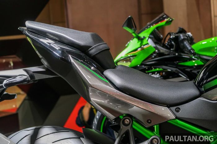 Kawasaki Z H2 có khối lượng 239 kg, nặng hơn 1 kg so với Ninja H2. Bù lại, H2 phiên bản nakedbike sở hữu bình xăng lên đến 19 lít, nhiều hơn 2 lít so với Ninja H2.