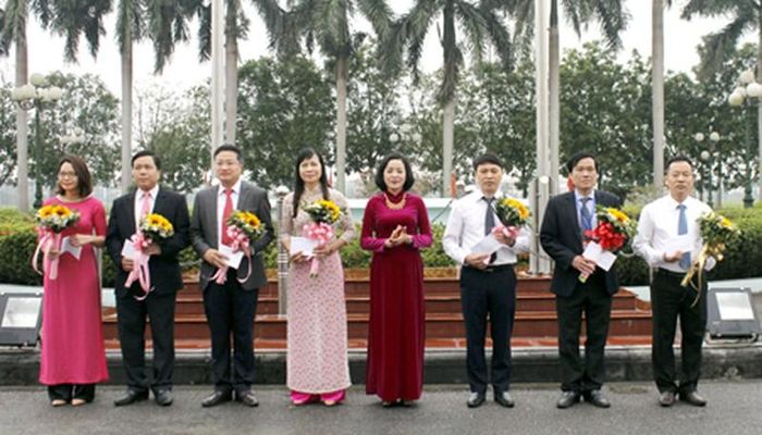 Bí thư Tỉnh ủy Ninh Bình Nguyễn Thị Thanh tặng hoa cho các tập thể, cá nhân có thành tích xuất sắc trong thực hiện nhiệm vụ tháng 2/2019 trong buổi sinh hoạt dưới cờ 