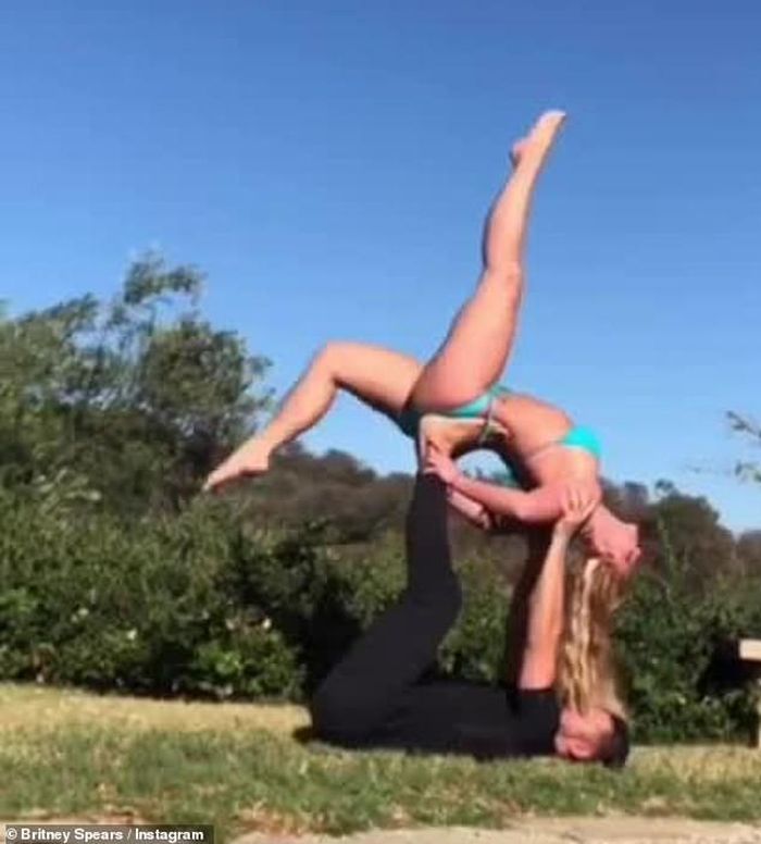 Xuất thân huấn luyện viên cá nhân, Sam biết cách hướng dẫn bạn gái nổi tiếng tập yoga bài bản. Giọng ca "Baby Once More Time" thực hiện nhiều tư thế khó như tư thế lạc đà, nằm ngửa nâng người trên không...