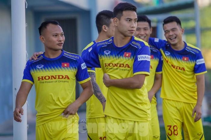 Theo đó, nhóm 7 cầu thủ của Hà Nội FC, bộ ba Văn Cường, Huy Hùng và Minh Tuấn của Quảng Nam cùng Lê Văn Đại của Thanh Hóa sẽ tập trung muộn hơn do phải đá chung kết Cúp Quốc gia 2019 và play-off lên chơi V-League 2020. Trong khi đó, 3 cầu thủ đang chơi bóng ở nước ngoài thì chỉ có Đặng Văn Lâm có thể về hội quân sớm vì đã hoàn thành nhiệm vụ ở Muangthong United. Đoàn Văn Hậu và Công Phượng sẽ về hội quân muộn nhất, dự kiến là ngày 11/11.