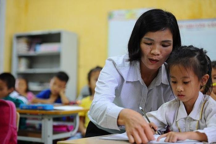 Để học sinh của mình biết viết thầy cô không quản ngại vất vả, cầm tay uốn từng nét một.