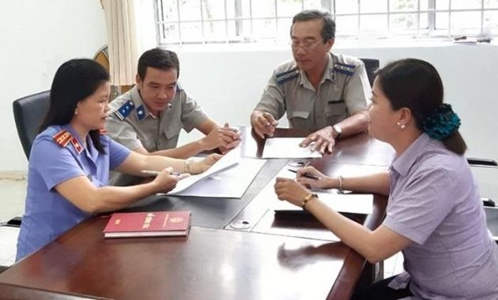 Kiểm sát viên Nguyễn Thị Chúc cùng Đoàn kiểm sát tiến hành kiểm sát trực tiếp tại một đơn vị THADS.
