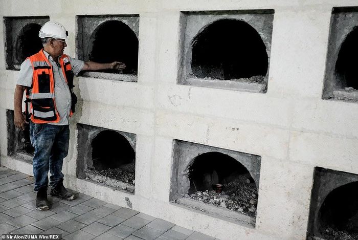 Cận cảnh một trong những ô chôn cất thi hài. Ảnh: REX