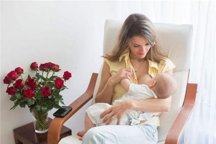 Cho con bú: Cho con bú trong 6 tháng đầu đời giúp giảm nguy cơ mắc ung thư vú ở người mẹ tới 40%. Bên cạnh đó, sinh con sau tuổi 30 làm tăng nguy cơ mắc ung thư vú đáng kể.