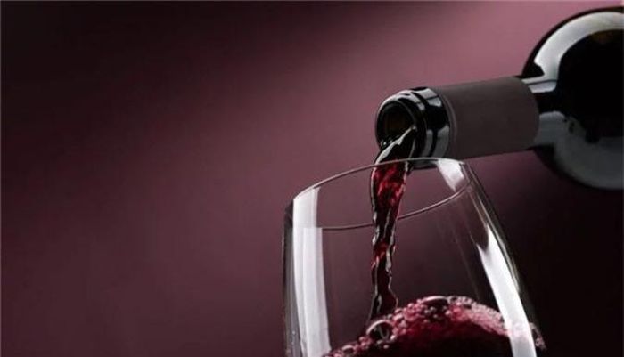Hạn chế uống rượu bia: Người uống nhiều rượu bia có nguy cơ cao mắc các bệnh ung thư nói chung. Chuyên gia khuyến cáo phụ nữ không nên uống nhiều hơn một ly rượu mỗi ngày, hoặc tốt hơn hết là không uống.