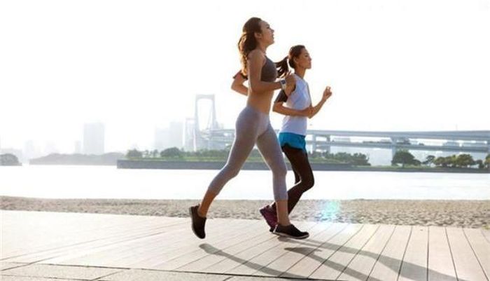 Tập thể dục thường xuyên: Tập thể dục là một trong những cách phòng bệnh ung thư hiệu quả nhất. Những người phụ nữ năng động có nguy cơ mắc bệnh ung thư thấp hơn nhiều. Hãy tìm cho mình một bài tập phù hợp, và duy trì chế độ tập 30 phút mỗi ngày.