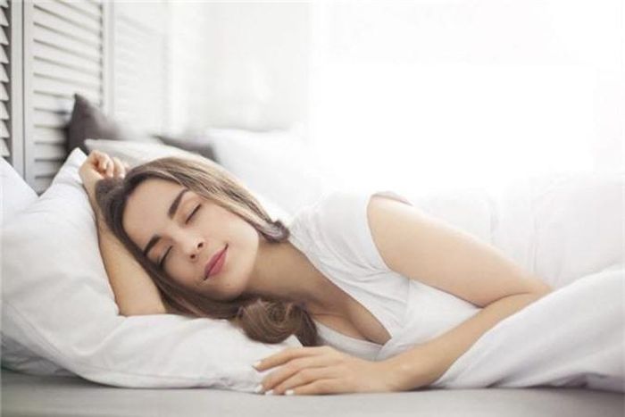 Ngủ ngon: Mỗi người cần ngủ từ 7 đến 9 tiếng/ngày để duy trì cơ thể khỏe mạnh. Nghiên cứu cho thấy, những phụ nữ ngủ ít hơn 6 tiếng một ngày có nguy cơ mắc ung thư vú tăng 30%.