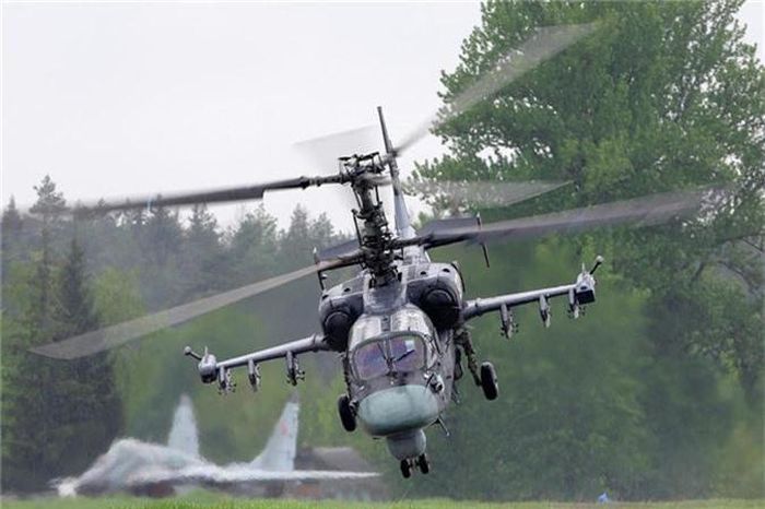  Vitebsk không chỉ đánh giá phát xạ của radar đối phương, mà đồng thời chế áp tín hiệu trong dải tần rộng hơn. Ngoài TsSAP, tổ hợp còn gồm hệ thống bảo vệ chống tên lửa lắp đầu tự dẫn tìm nhiệt (TGSN). Hệ thống này dùng đèn pha laser làm mù tên lửa địch. 