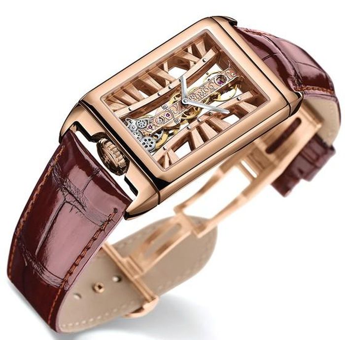 Giá: 858 triệu đồng trên www.corum-watches.com.