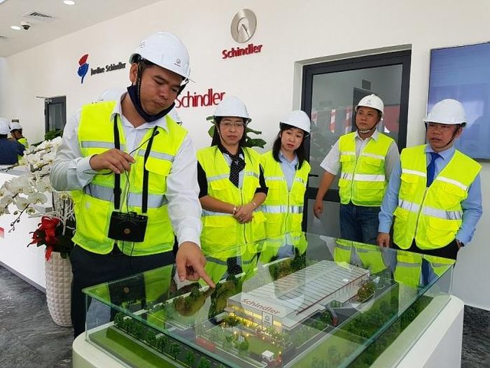 Đại diện Schindler Việt Nam giới thiệu mô hình nhà máy mới cho khách tham quan trong ngày khai trương