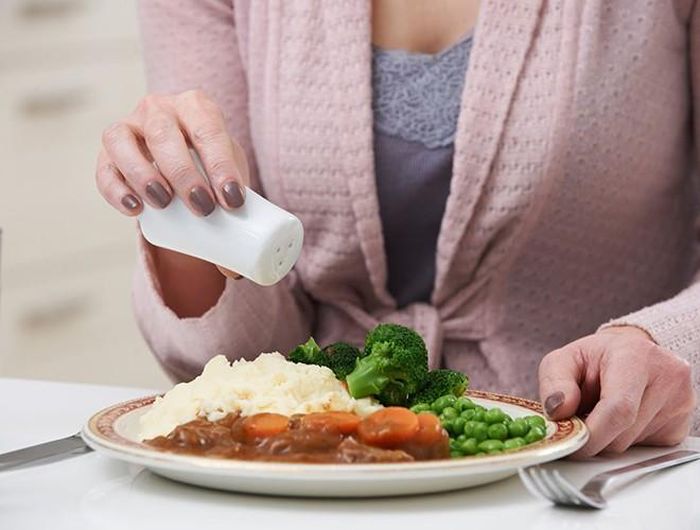  Ngoài ra, những món ăn chứa hàm lượng muối cao sẽ kích hoạt hormone có liên quan tới sinh sản đó là neurokinin B, dẫn đến cơ thể dậy thì sớm 