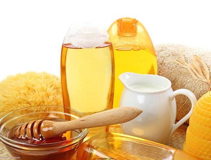  Mật ong rất tốt cho sức khỏe nhưng đối với trẻ nhỏ, các chuyên gia dinh dưỡng khuyên các bậc cha mẹ nên hạn chế dùng vì chúng chứa rất nhiều chất estrogen, một chất đóng vai trò phát triển giới tính và cơ quan sinh dục cho phái nữ 