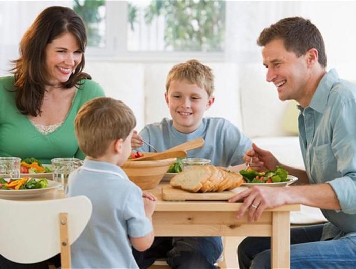  Để phòng ngừa tình trạng dậy thì sớm ở trẻ, cha mẹ nên xây dựng cho bé chế độ ăn phong phú, đầy đủ chất dinh dưỡng, giàu rau củ quả, hạn chế các thực phẩm chế biến sẵn hay những thức ăn nhiều dầu mỡ, chất béo và có hàm lượng đường cao 