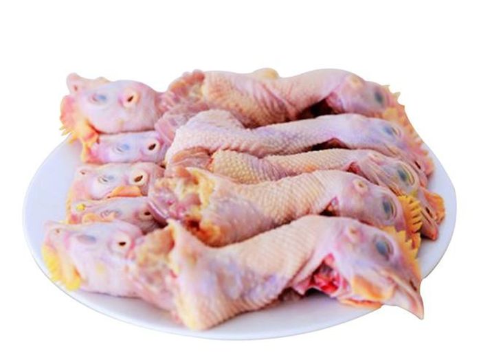  Món ăn mà các bậc cha mẹ nên hạn chế cho trẻ ăn thường xuyên đó là thịt ở vùng cổ của các loại gia cầm như gà, vịt, ngan, ngỗng 