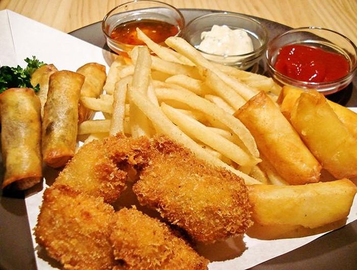  Các món ăn như gà rán, khoai tây chiên… khi nấu ở nhiệt độ cao sẽ thay đổi chất, trẻ ăn vào sẽ khiến cơ thể dung nạp các chất béo dư thừa, gây rối loạn nội tiết 