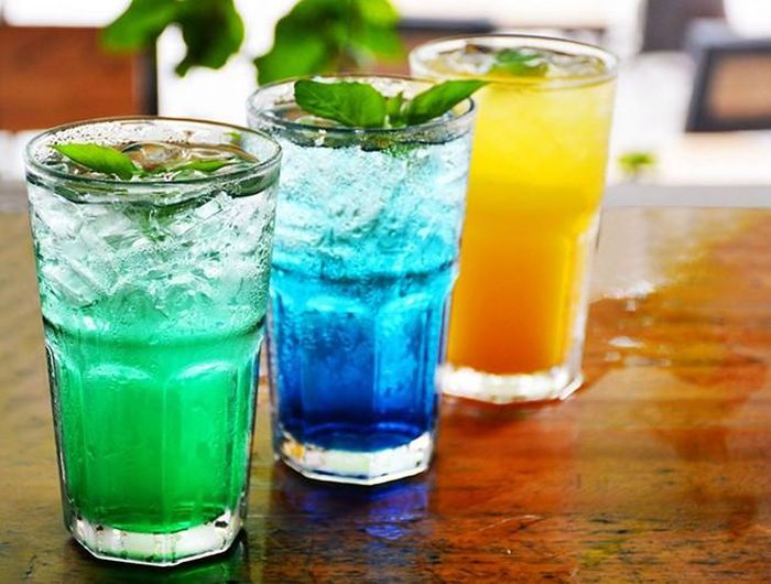 Trong nước ngọt và đồ uống có ga thường chứa nhiều đường và hàm lượng chỉ số glycemic rất cao, khi trẻ uống nhiều sẽ làm tăng nồng độ insulin và từ đó dẫn đến sự tăng trưởng nồng độ hormon tình dục 