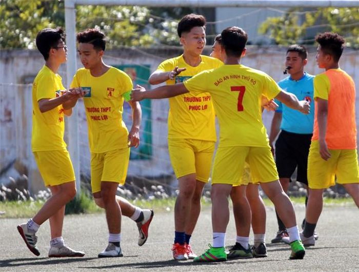  Ngay phút 11, cầu thủ áo số 8 Tú Bình đã ghi bàn mở tỷ số cho THPT Phúc Lợi. 