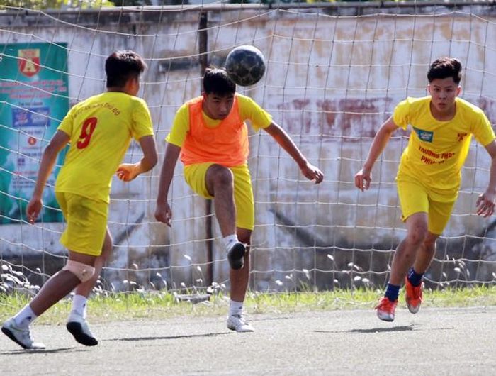  Đội bóng đến từ THPT Huỳnh Thúc Kháng chơi tấn công ngay từ đầu, muốn chứng tỏ mình không hề kém cạnh đối thủ được đánh giá cao hơn. 