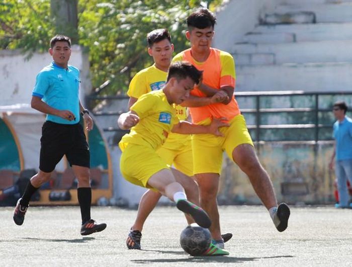  Thế nhưng THPT Phúc Lợi với dàn cầu thủ đồng đều, có kỹ thuật tốt hơn đã sớm kiểm soát thế trận. 
