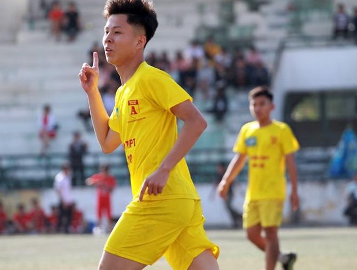  Thành Công (số 10), Thái Sơn (số 9) là những người lập công, hoàn tất chiến thắng giòn giã 5-0 cùng tấm vé đưa THPT Phúc Lợi vào vòng 1/16 một cách thuyết phục. 