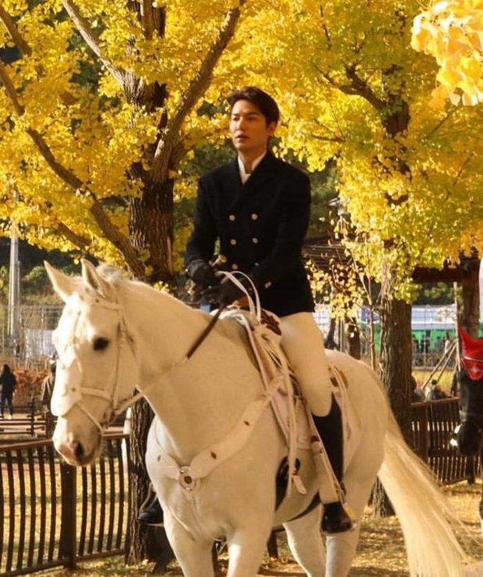 Tạo hình hoàng đế của Lee Min Ho gây "sốt" trên các trang cộng đồng.