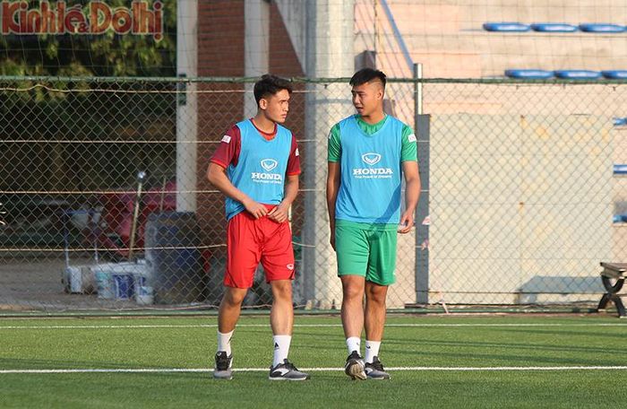 Đáng chú ý, trong buổi tập này ĐT U22 Việt Nam vẫn có 2 cầu thủ phải tập riêng là Tuấn Sinh và Văn Toản.