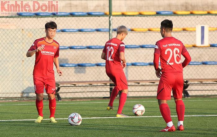 Trong buổi tập chiều nay, ĐT U22 Việt Nam vẫn chưa có mặt đầy đủ của 27 cái tên theo đúng bản danh sách triệu tập trước đó do các cầu thủ Hà Nội FC phải thi đấu tại chung kết Cup Quốc gia và Trọng Hùng của Thanh Hóa chưa thể hội quân do mới đá xong trận play-off.