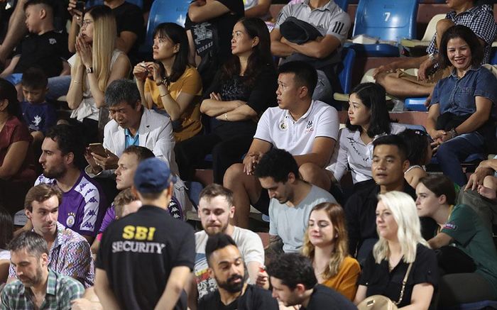 Tuy nhiên, chấn thương bất ngờ của thủ môn số một Văn Công ở giai đoạn cuối mùa bóng 2019 đã mở ra cơ hội cho Minh Long, khi anh được đăng ký thi đấu và được vào sân trở lại