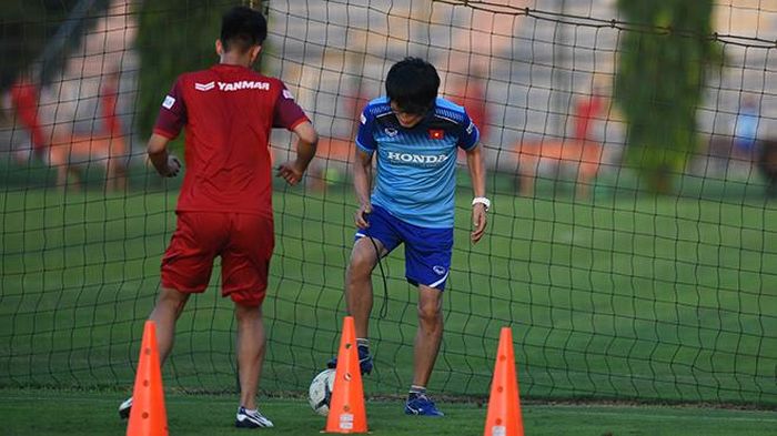 Văn Đức tập riêng cùng bác sĩ Choi trong buổi tập chiều nay 30/10
