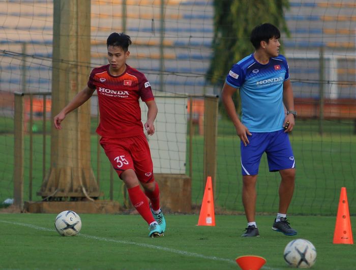 Ít lâu sau đó, HLV Park Hang Seo đã chia tuyển Việt Nam thành 2 phần để đấu đối kháng, thử nghiệm chiến thuật. Ở phần cuối buổi tập, tuyển Việt Nam tiếp tục thực hiện bài tập dứt điểm ở khu vực trước vòng cấm với thủ môn Tuấn Mạnh.