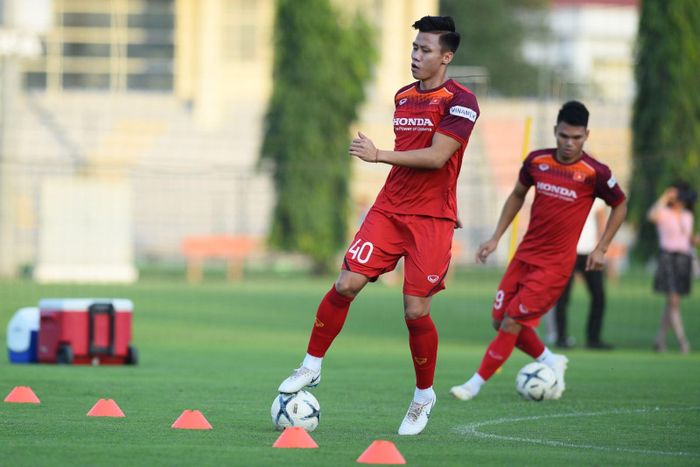 Đội tuyển Việt Nam mở đầu buổi tập bằng các màn khởi động để giãn cơ. Sau đó, tuyển Việt Nam chuyển sang thực hiện bài tập đi bóng vượt qua chướng ngại vật rồi chuyền trong phạm vi ngắn.